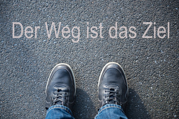 Schuhe auf Strasse mit der Weg ist das Ziel