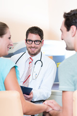 Pregnant woman and her partner seeing physician