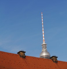 Fernsehturm vom Alexanderplatz lugt über ein Dach