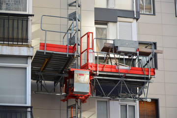 elevador de carga en la fachada de un edificio