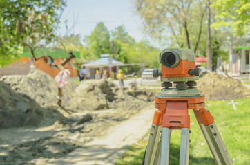 Optical leveling with a worker in background-Surveyor tool