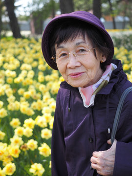80歳の母とスイセンの花