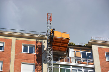 elevador de carga en una fachada