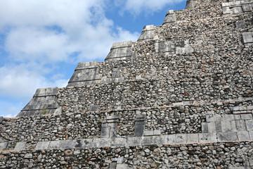 Fototapeta na wymiar Temple of Kukulkan, pyramid in Chichen Itza, Yucatan, Mexico.