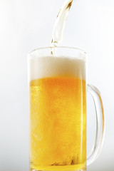 ジョッキにビールを注ぐ　Pouring beer into glass