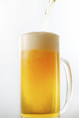 ジョッキにビールを注ぐ　Pouring beer into glass