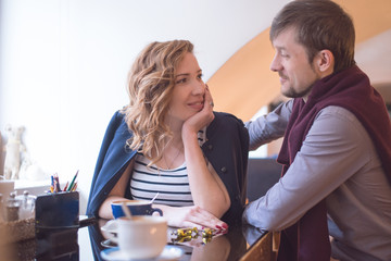 Молодая влюбленная пара в кафе 