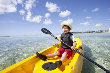 シーカヤックをする男の子