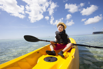 シーカヤックをする男の子