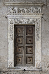 Holzt&uuml;r mit Ornamenten