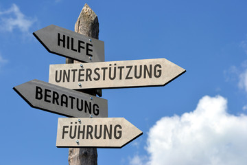 Hilfe, Unterstutzung, Beratung, Fuhrung. Signpost in German.