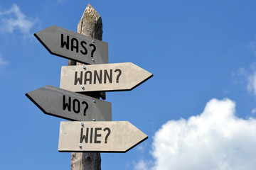 Was? Wann? Wo? Wie? Signpost in German. - obrazy, fototapety, plakaty