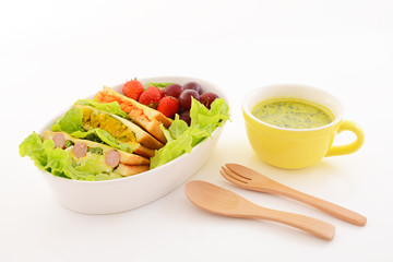 おいしそうなホットサンドとスープ 