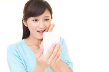 スマートフォンを持つ女性