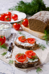 Sandwich with tomatoes
