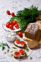 Sandwich with tomatoes