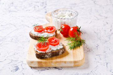 Sandwich with tomatoes