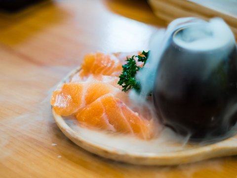 Shasimi Salmon, nice decor
