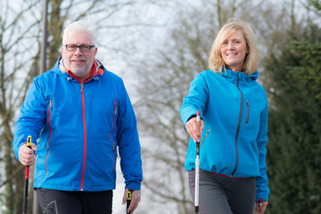paar l&auml;uft mit laufst&ouml;cken