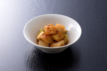 黒木目背景の大根のキムチ