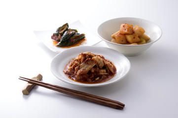 白い背景の3種類のキムチと箸