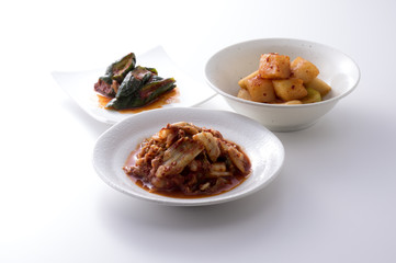 白い背景の3種類のキムチ