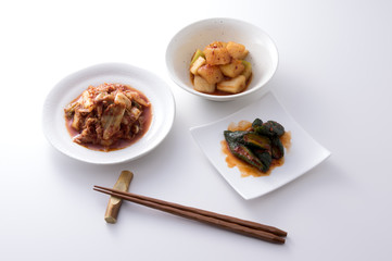 白い背景の3種類のキムチと箸