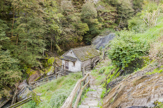 Corippo, M&uuml;hle, Steinbr&uuml;cke, Valle di Corippo, Verzasca, Verzascatal, Bach, Fluss, Wanderweg, Kastanienwald, Herbst, Tessin, Schweiz
