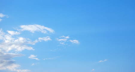 Nuvole nel cielo azzurro 