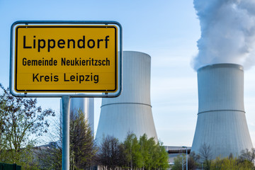 Ortstafel Lippendorf mit Kraftwerk im Hintergrund