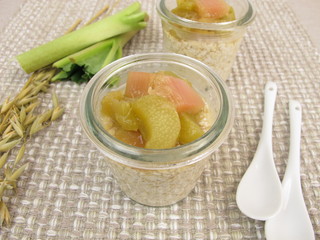 Overnight-Oats mit Rhabarber