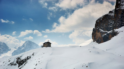 Fototapeta na wymiar Small house in mountains