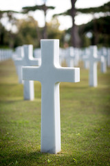 Croci bianche allineate su un prato verde nel cimitero militare americano a Nettuno