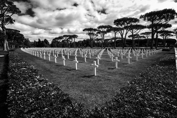 Cimitero militare americano di Nettuno in bianco e nero