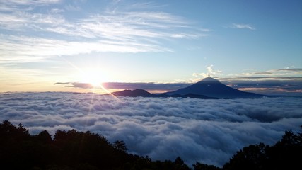 富士山を覆う雲海と朝日