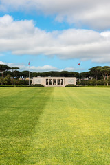 Fototapeta na wymiar Complesso monumentale bianco del cimitero sacrario militare americano di Nettuno