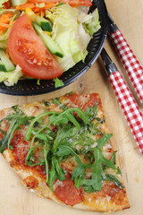 Vegetarische Pizza mit Rucola und Salat