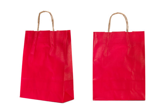 Bolsas de papel rojas sobre fondo blanco aislado. Vista de frente