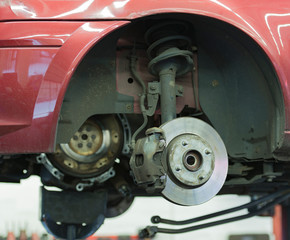 Naklejka premium Auto Reparatur auf einer Hebebühne 