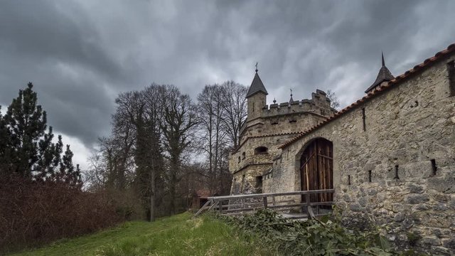 Schlo&szlig; Lichtenstein bei Regenwetter im Zeitraffer