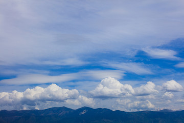 Obraz premium White clouds floating over land