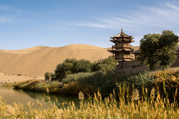 Naklejka premium Crescent Lake&nbsp;Yueyaquan in Dunhuang, Mingsha Shan, China