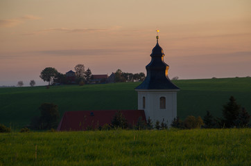 kleine Kirche hinterm Hügel