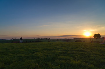 kleine Kirche hinterm Hügel