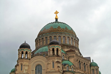 Fototapeta na wymiar Domes of Naval cathedral of Saint Nicholas in Kronstadt, near St