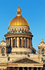 Obraz premium Tourists on a viewing platform of the colonnade of St. Isaac's Cathedralin, St. Petersburg, Russia