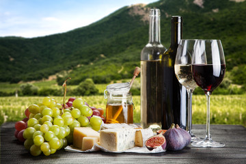 Obraz premium Wine, grapes and cheese