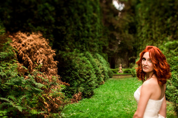 Spectacular glance of the redhead bride in the park