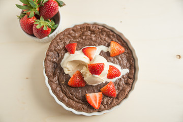 Brownie Kuchen mit Vanille Eiscreme und Erdbeeren
