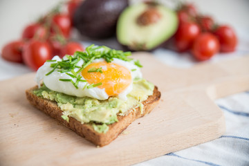 Avocado Toast mit Ei 